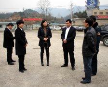 湄潭县县委副书记杨启梅节前率队看望慰问茶人巴士公司职工  