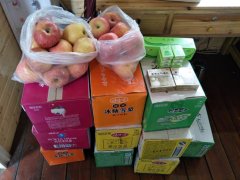 炎炎夏日送清凉                         丝丝关爱寄深情 